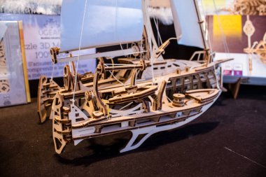 Reims 'deki Noel Pazarı' ndaki ahşap yapboz 1-30 Aralık 2022 tarihleri arasında gerçekleşecek. Gezinti güvertesinde Jean-Louis Schneiter, 