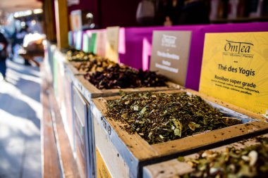 Reims 'deki Noel Pazarı' ndaki çay standı 1-30 Aralık 2022 tarihleri arasında gerçekleşecek. Gezinti güvertesinde Jean-Louis Schneiter, 