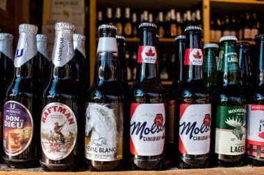 Kanada 'nın Quebec kentindeki Reims' deki Noel Pazarı 'nda Akçaağaç Biraları 1-30 Aralık 2022 tarihleri arasında gerçekleşecek. Gezinti güvertesinde Jean-Louis Schneiter, 