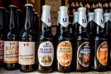 Kanada 'nın Quebec kentindeki Reims' deki Noel Pazarı 'nda Akçaağaç Biraları 1-30 Aralık 2022 tarihleri arasında gerçekleşecek. Gezinti güvertesinde Jean-Louis Schneiter, 