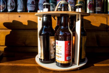 Kanada 'nın Quebec kentindeki Reims' deki Noel Pazarı 'nda Akçaağaç Biraları 1-30 Aralık 2022 tarihleri arasında gerçekleşecek. Gezinti güvertesinde Jean-Louis Schneiter, 