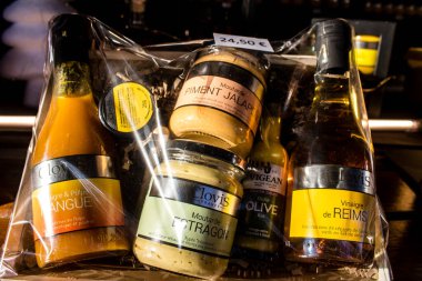 Reims 'deki Noel Pazarı' ndaki gıda ürünleri 1-30 Aralık 2022 tarihleri arasında gerçekleşecek. Gezinti güvertesinde Jean-Louis Schneiter, 