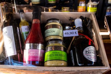 Reims 'deki Noel Pazarı' ndaki gıda ürünleri 1-30 Aralık 2022 tarihleri arasında gerçekleşecek. Gezinti güvertesinde Jean-Louis Schneiter, 