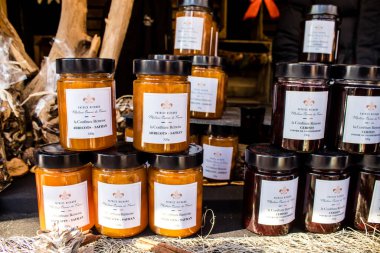 Reims 'deki Noel Pazarı' ndaki gıda ürünleri 1-30 Aralık 2022 tarihleri arasında gerçekleşecek. Gezinti güvertesinde Jean-Louis Schneiter, 