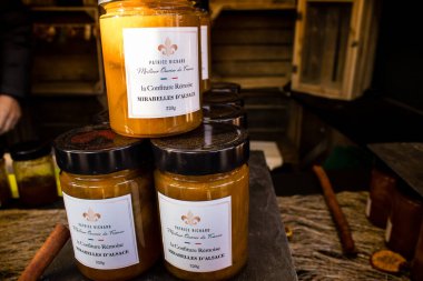 Reims 'deki Noel Pazarı' ndaki gıda ürünleri 1-30 Aralık 2022 tarihleri arasında gerçekleşecek. Gezinti güvertesinde Jean-Louis Schneiter, 