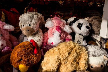 Reims 'deki Noel Pazarı' nda hayvan şekilli peluş sıcak su şişesi 1-30 Aralık 2022 tarihleri arasında gerçekleşecek. Gezinti güvertesinde Jean-Louis Schneiter, 