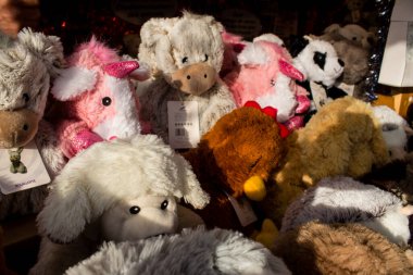 Reims 'deki Noel Pazarı' nda hayvan şekilli peluş sıcak su şişesi 1-30 Aralık 2022 tarihleri arasında gerçekleşecek. Gezinti güvertesinde Jean-Louis Schneiter, 