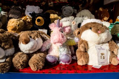 Reims 'deki Noel Pazarı' nda hayvan şekilli peluş sıcak su şişesi 1-30 Aralık 2022 tarihleri arasında gerçekleşecek. Gezinti güvertesinde Jean-Louis Schneiter, 