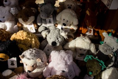 Reims 'deki Noel Pazarı' nda hayvan şekilli peluş sıcak su şişesi 1-30 Aralık 2022 tarihleri arasında gerçekleşecek. Gezinti güvertesinde Jean-Louis Schneiter, 