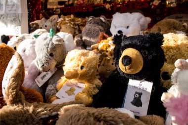 Reims 'deki Noel Pazarı' nda hayvan şekilli peluş sıcak su şişesi 1-30 Aralık 2022 tarihleri arasında gerçekleşecek. Gezinti güvertesinde Jean-Louis Schneiter, 