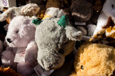 Reims 'deki Noel Pazarı' nda hayvan şekilli peluş sıcak su şişesi 1-30 Aralık 2022 tarihleri arasında gerçekleşecek. Gezinti güvertesinde Jean-Louis Schneiter, 