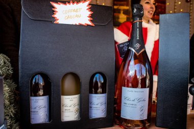 Reims 'deki Noel Pazarı' nda Bektaşi üzümü bazlı gıda ürünleri 1-30 Aralık 2022 tarihleri arasında gerçekleştirilecek. Gezinti güvertesinde Jean-Louis Schneiter, 