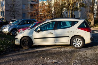 Reims, Fransa - 27 Aralık 2022 Fransa 'nın başkenti Reims' e park etmiş çeşitli arabalar