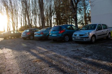 Reims, Fransa - 27 Aralık 2022 Fransa 'nın başkenti Reims' e park etmiş çeşitli arabalar