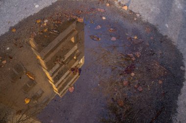 Reims, Fransa - 27 Aralık 2022 Şehir çevresinin yansıması Reims sokaklarında bir su birikintisi, Fransa 'nın Şampanya Başkenti