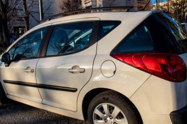 Reims, Fransa - 27 Aralık 2022 Fransa 'nın başkenti Reims' e park etmiş çeşitli arabalar