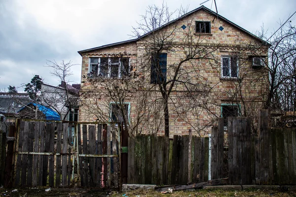 イルピン Irpin ウクライナのキエフに隣接する英雄的な町である ほとんどの建物は修理の範囲を超えて破壊または損傷されます 市はロシアの砲兵隊によって砲撃され 戦闘中に多くの人々が死亡した — ストック写真