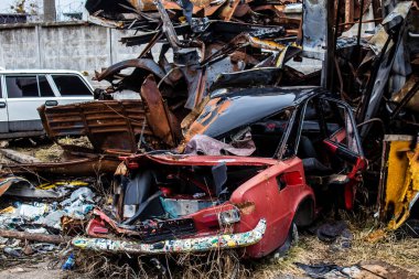 Irpin 'deki, Kyiv Savaşı' nda önemli rol oynayan sivil araçların mezarlığı..