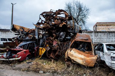 Irpin 'deki, Kyiv Savaşı' nda önemli rol oynayan sivil araçların mezarlığı..
