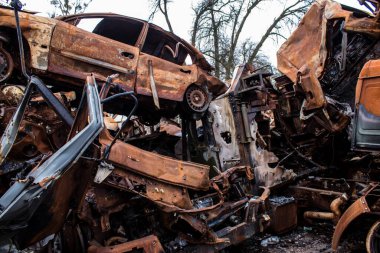 Irpin 'deki, Kyiv Savaşı' nda önemli rol oynayan sivil araçların mezarlığı..