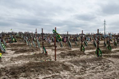 Rus işgalcilerden kurtulmuş bir şehir olan Irpin 'in merkez mezarlığında birçok yeni mezar resmedildi. Birçok mezarı işaretlenmemiş çünkü savaş suçu kurbanlarının kimliklerini tespit etmek imkansız.