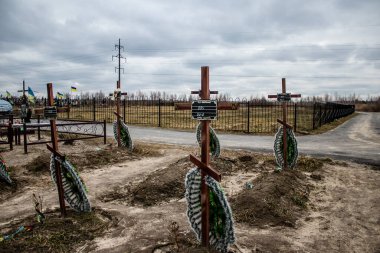 Rus işgalcilerden kurtulmuş bir şehir olan Irpin 'in merkez mezarlığında birçok yeni mezar resmedildi. Birçok mezarı işaretlenmemiş çünkü savaş suçu kurbanlarının kimliklerini tespit etmek imkansız.