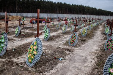 Rus işgalcilerden kurtulmuş bir şehir olan Irpin 'in merkez mezarlığında birçok yeni mezar resmedildi. Birçok mezarı işaretlenmemiş çünkü savaş suçu kurbanlarının kimliklerini tespit etmek imkansız.