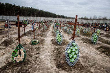 Rus işgalcilerden kurtulmuş bir şehir olan Irpin 'in merkez mezarlığında birçok yeni mezar resmedildi. Birçok mezarı işaretlenmemiş çünkü savaş suçu kurbanlarının kimliklerini tespit etmek imkansız.
