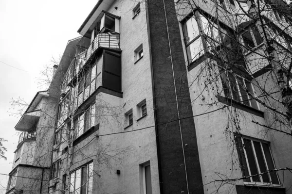 伊尔平 Irpin 是乌克兰的一个英雄城镇 紧邻基亚夫市 大多数建筑物不是被毁就是损坏到无法修复的地步 该城遭到俄罗斯炮轰 许多人在战斗中丧生 — 图库照片