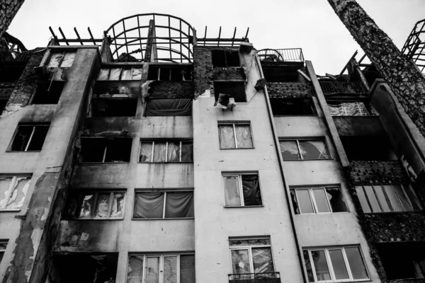 伊尔平 Irpin 是乌克兰的一个英雄城镇 紧邻基亚夫市 大多数建筑物不是被毁就是损坏到无法修复的地步 该城遭到俄罗斯炮轰 许多人在战斗中丧生 — 图库照片