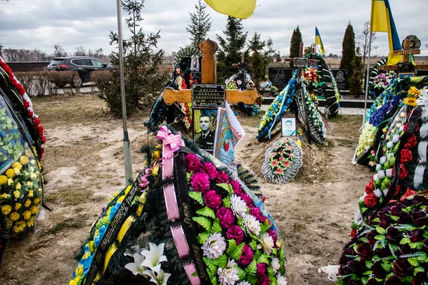 stock image Ornate graves of Ukrainian soldiers who died during the Battle of Irpin. His heroes are buried in a part of the cemetery reserved for them. The graves are maintained by the families and by the citizens of the city