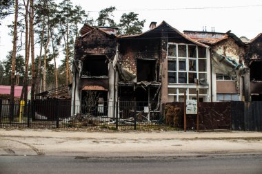 Boucha, Ukrayna 'da Kyiv şehrinin yanında yer alan bir kasabadır. Çoğu bina ya tahrip edildi ya da onarılamaz şekilde hasar gördü. Şehir Rus topçuları tarafından bombalandı ve savaş sırasında birçok insan öldü..
