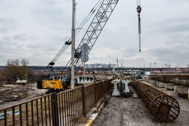 Irpin Nehri üzerindeki köprünün restorasyonu. Bu köprü Rus birliklerinin saldırısının ilk günlerinde yıkıldı. İşgal birliklerinin başkente batıdan yaklaşmasını engelledi..