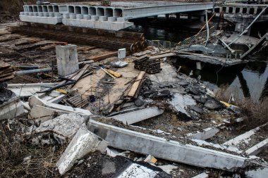 Irpin Nehri üzerindeki köprünün restorasyonu. Bu köprü Rus birliklerinin saldırısının ilk günlerinde yıkıldı. İşgal birliklerinin başkente batıdan yaklaşmasını engelledi..