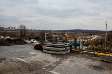 Irpin Nehri üzerindeki köprünün restorasyonu. Bu köprü Rus birliklerinin saldırısının ilk günlerinde yıkıldı. İşgal birliklerinin başkente batıdan yaklaşmasını engelledi..