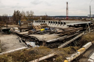 Irpin Nehri üzerindeki köprünün restorasyonu. Bu köprü Rus birliklerinin saldırısının ilk günlerinde yıkıldı. İşgal birliklerinin başkente batıdan yaklaşmasını engelledi..