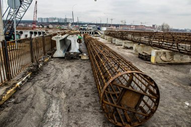 Irpin Nehri üzerindeki köprünün restorasyonu. Bu köprü Rus birliklerinin saldırısının ilk günlerinde yıkıldı. İşgal birliklerinin başkente batıdan yaklaşmasını engelledi..