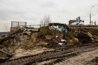 Irpin Nehri üzerindeki köprünün restorasyonu. Bu köprü Rus birliklerinin saldırısının ilk günlerinde yıkıldı. İşgal birliklerinin başkente batıdan yaklaşmasını engelledi..