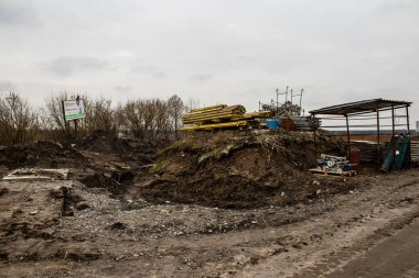 Irpin Nehri üzerindeki köprünün restorasyonu. Bu köprü Rus birliklerinin saldırısının ilk günlerinde yıkıldı. İşgal birliklerinin başkente batıdan yaklaşmasını engelledi..
