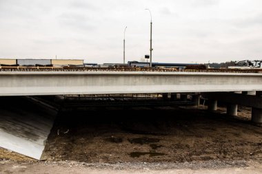 Irpin Nehri üzerindeki köprünün restorasyonu. Bu köprü Rus birliklerinin saldırısının ilk günlerinde yıkıldı. İşgal birliklerinin başkente batıdan yaklaşmasını engelledi..