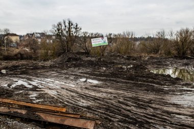 Irpin Nehri üzerindeki köprünün restorasyonu. Bu köprü Rus birliklerinin saldırısının ilk günlerinde yıkıldı. İşgal birliklerinin başkente batıdan yaklaşmasını engelledi..