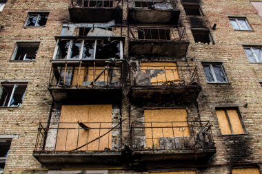 Boucha, Ukrayna 'da Kyiv şehrinin yanında yer alan bir kasabadır. Çoğu bina ya tahrip edildi ya da onarılamaz şekilde hasar gördü. Şehir Rus topçuları tarafından bombalandı ve savaş sırasında birçok insan öldü..