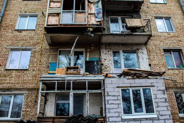 Boucha, Ukrayna 'da Kyiv şehrinin yanında yer alan bir kasabadır. Çoğu bina ya tahrip edildi ya da onarılamaz şekilde hasar gördü. Şehir Rus topçuları tarafından bombalandı ve savaş sırasında birçok insan öldü..