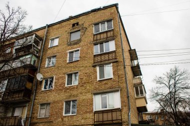 Boucha, Ukrayna 'da Kyiv şehrinin yanında yer alan bir kasabadır. Çoğu bina ya tahrip edildi ya da onarılamaz şekilde hasar gördü. Şehir Rus topçuları tarafından bombalandı ve savaş sırasında birçok insan öldü..