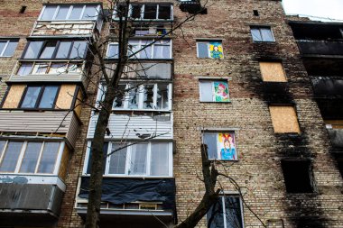 Boucha, Ukrayna 'da Kyiv şehrinin yanında yer alan bir kasabadır. Çoğu bina ya tahrip edildi ya da onarılamaz şekilde hasar gördü. Şehir Rus topçuları tarafından bombalandı ve savaş sırasında birçok insan öldü..