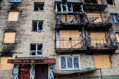 Boucha, Ukrayna 'da Kyiv şehrinin yanında yer alan bir kasabadır. Çoğu bina ya tahrip edildi ya da onarılamaz şekilde hasar gördü. Şehir Rus topçuları tarafından bombalandı ve savaş sırasında birçok insan öldü..