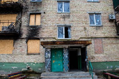 Boucha, Ukrayna 'da Kyiv şehrinin yanında yer alan bir kasabadır. Çoğu bina ya tahrip edildi ya da onarılamaz şekilde hasar gördü. Şehir Rus topçuları tarafından bombalandı ve savaş sırasında birçok insan öldü..