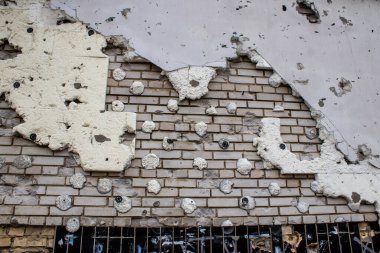 Boucha, Ukrayna 'da Kyiv şehrinin yanında yer alan bir kasabadır. Çoğu bina ya tahrip edildi ya da onarılamaz şekilde hasar gördü. Şehir Rus topçuları tarafından bombalandı ve savaş sırasında birçok insan öldü..