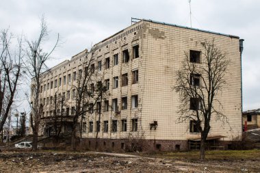 Boucha, Ukrayna 'da Kyiv şehrinin yanında yer alan bir kasabadır. Çoğu bina ya tahrip edildi ya da onarılamaz şekilde hasar gördü. Şehir Rus topçuları tarafından bombalandı ve savaş sırasında birçok insan öldü..
