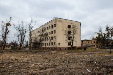 Boucha, Ukrayna 'da Kyiv şehrinin yanında yer alan bir kasabadır. Çoğu bina ya tahrip edildi ya da onarılamaz şekilde hasar gördü. Şehir Rus topçuları tarafından bombalandı ve savaş sırasında birçok insan öldü..